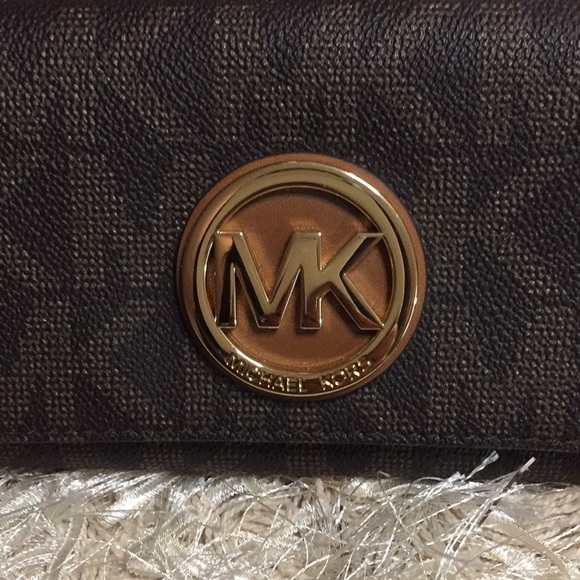 Michael Kors Fulton Brown Carryall Wallet - Picture 10 of 13